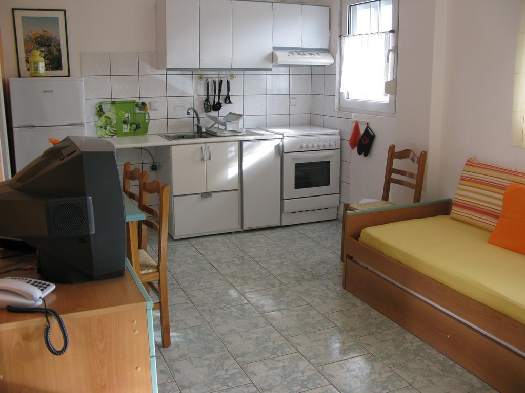 Seaview Aparthotel Nea Poteidaia Exterior photo