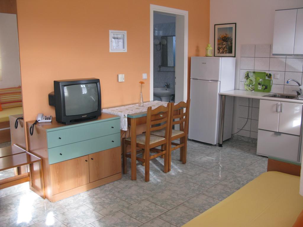 Seaview Aparthotel Nea Poteidaia Exterior photo