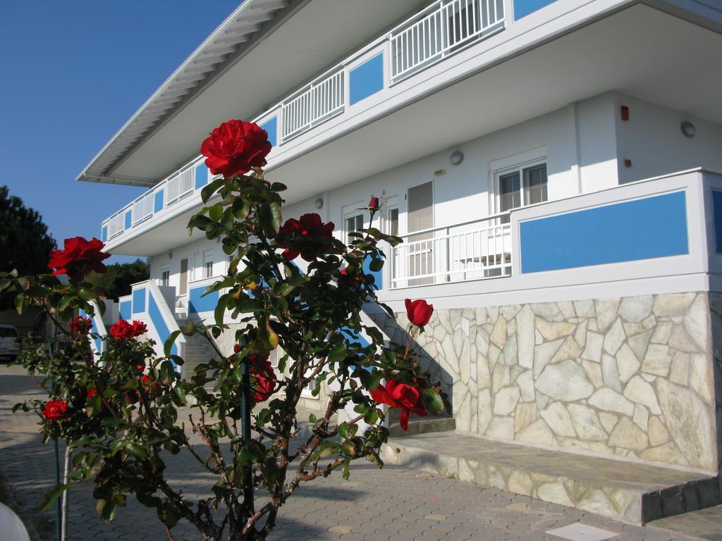 Seaview Aparthotel Nea Poteidaia Exterior photo